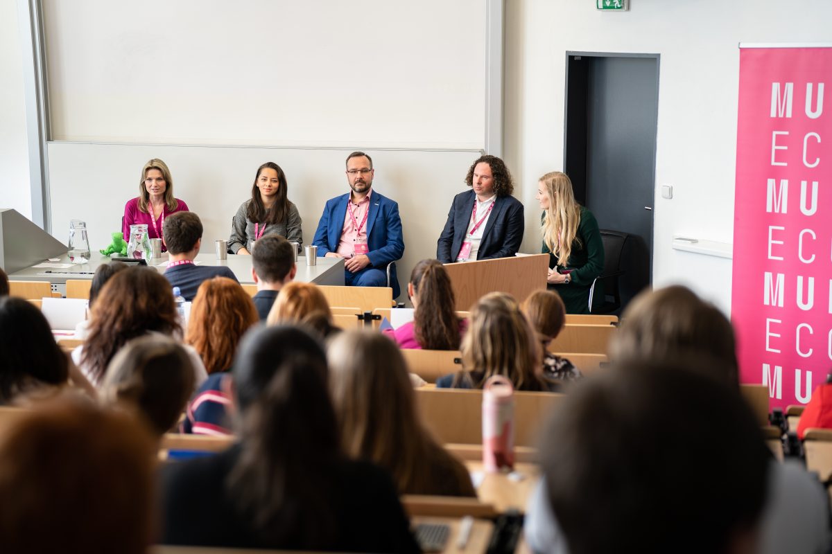 Den s partnery ESF MUNI, na kterém se studenty za Centrum debatoval ředitel odboru Evropské územní spolupráce Jiří Jansa (vpravo)