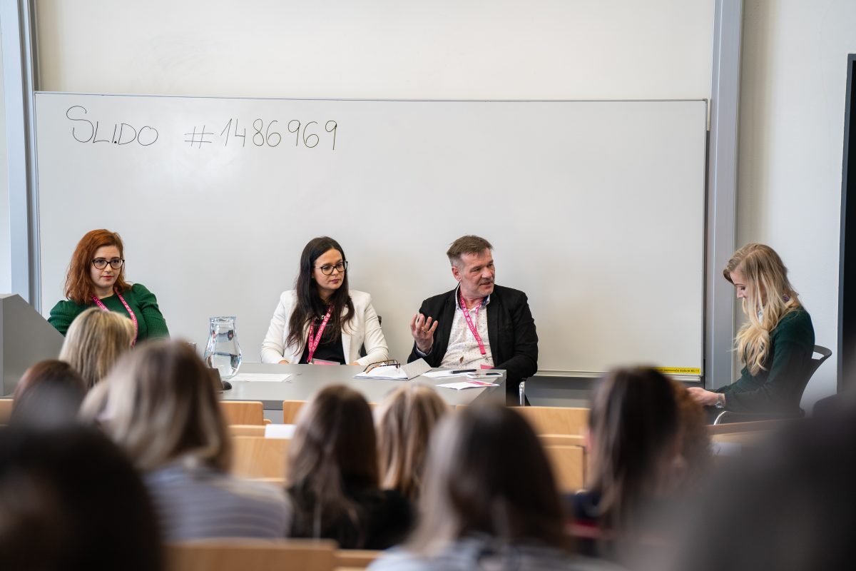 Radek Filo odpovídá společně s dalšími partnery fakulty na otázky studentů
