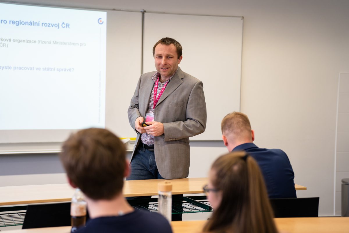 Kolegové z EÚS studenty během workshopůseznámili s přeshraničními a nadnárodními programy