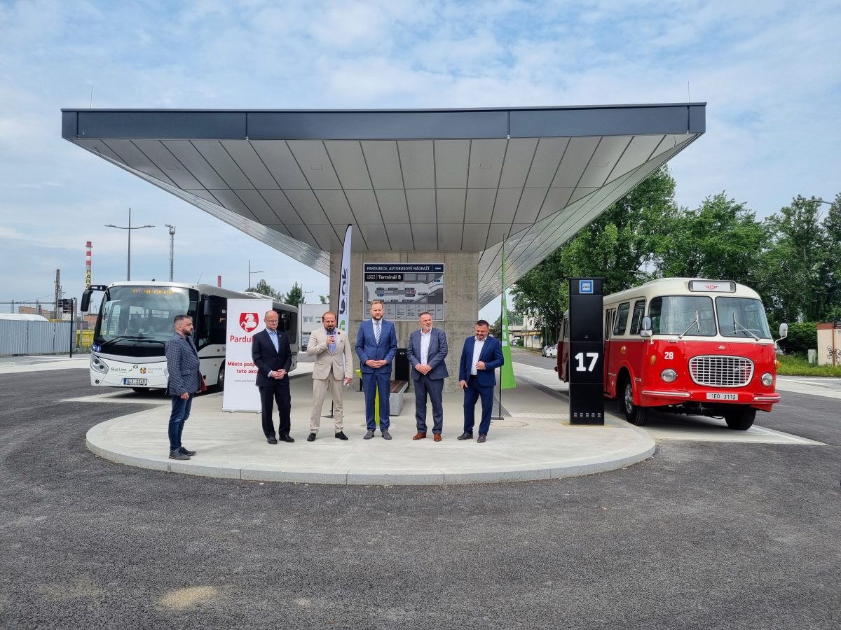 Slavnostní přestřižení pásky na otevření Terminálu B v Pardubicích