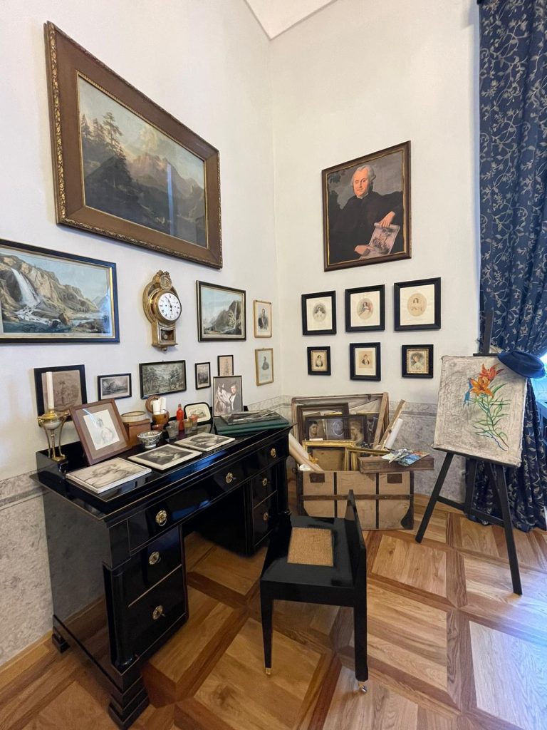 Historická kancelář hraběcí rodiny Valdštejnů na zámku v Litomyšli s nábytkem a uměleckými díly.