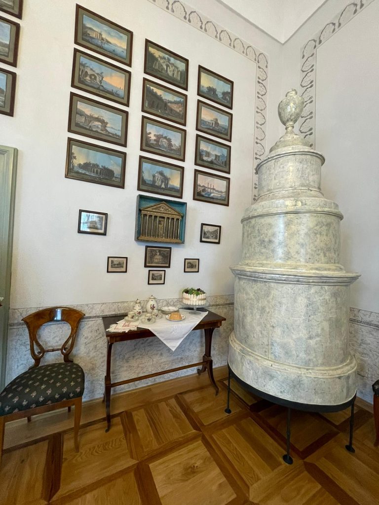 Historická místnost s kachlovými kamny a sbírkou obrazů na zámku v Litomyšli.