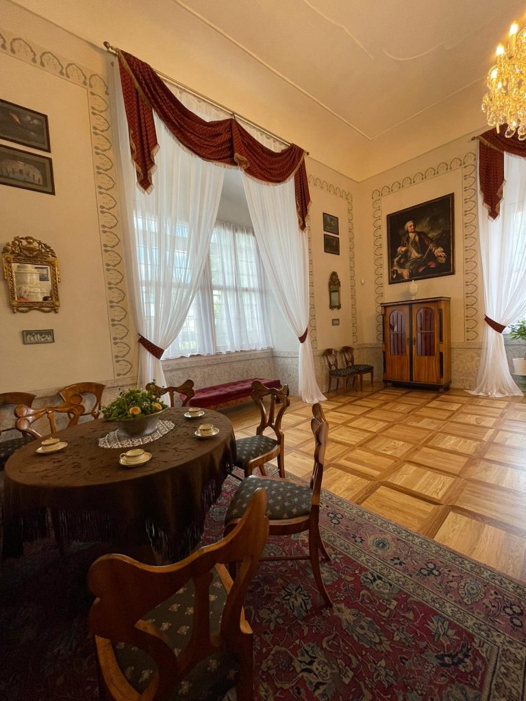 Stylový interiér zámecké jídelny s elegantním nábytkem a dekoracemi na zámku v Litomyšli.