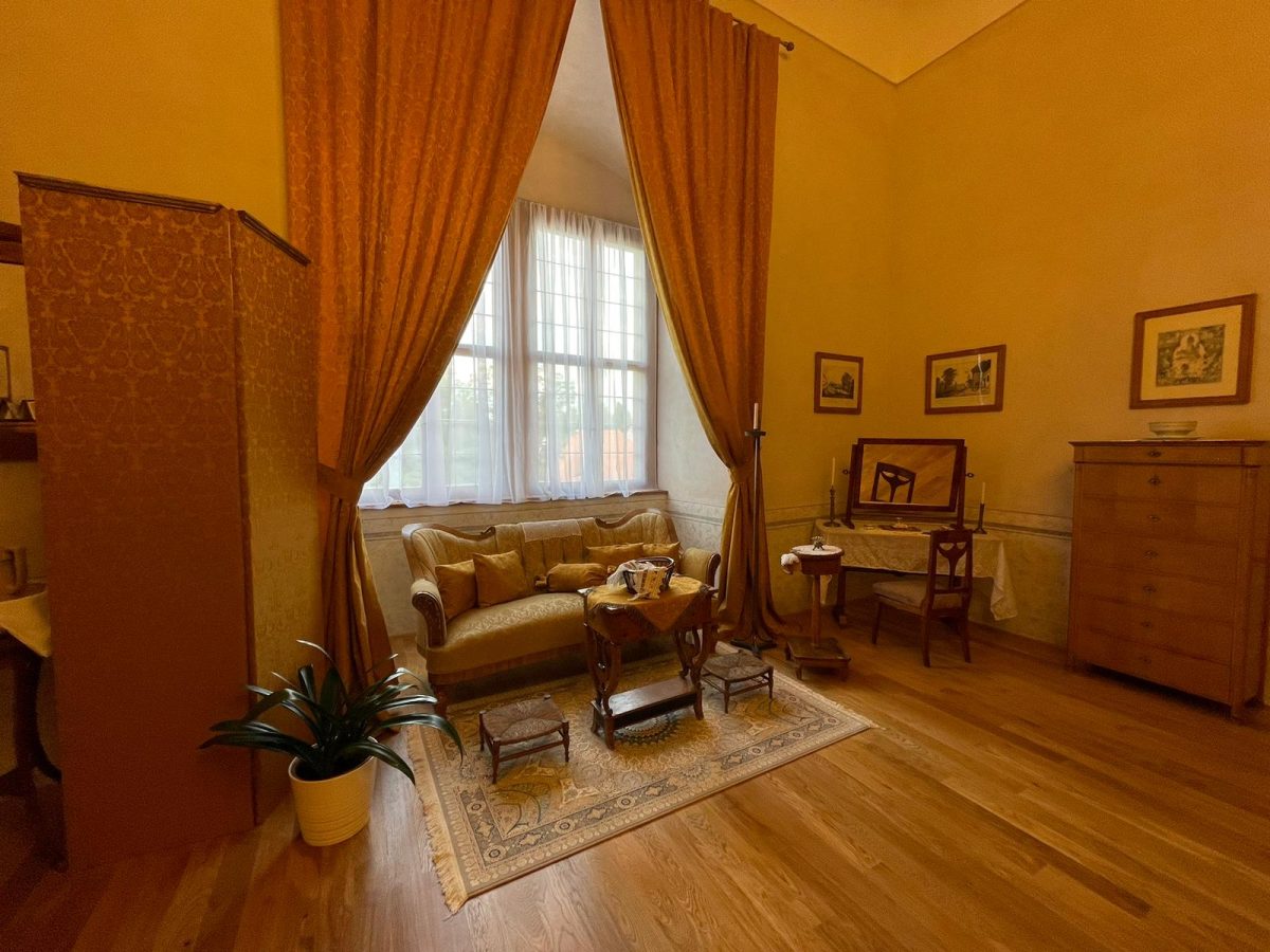 Obývací pokoj s elegantním nábytkem a závěsy na zámku v Litomyšli.