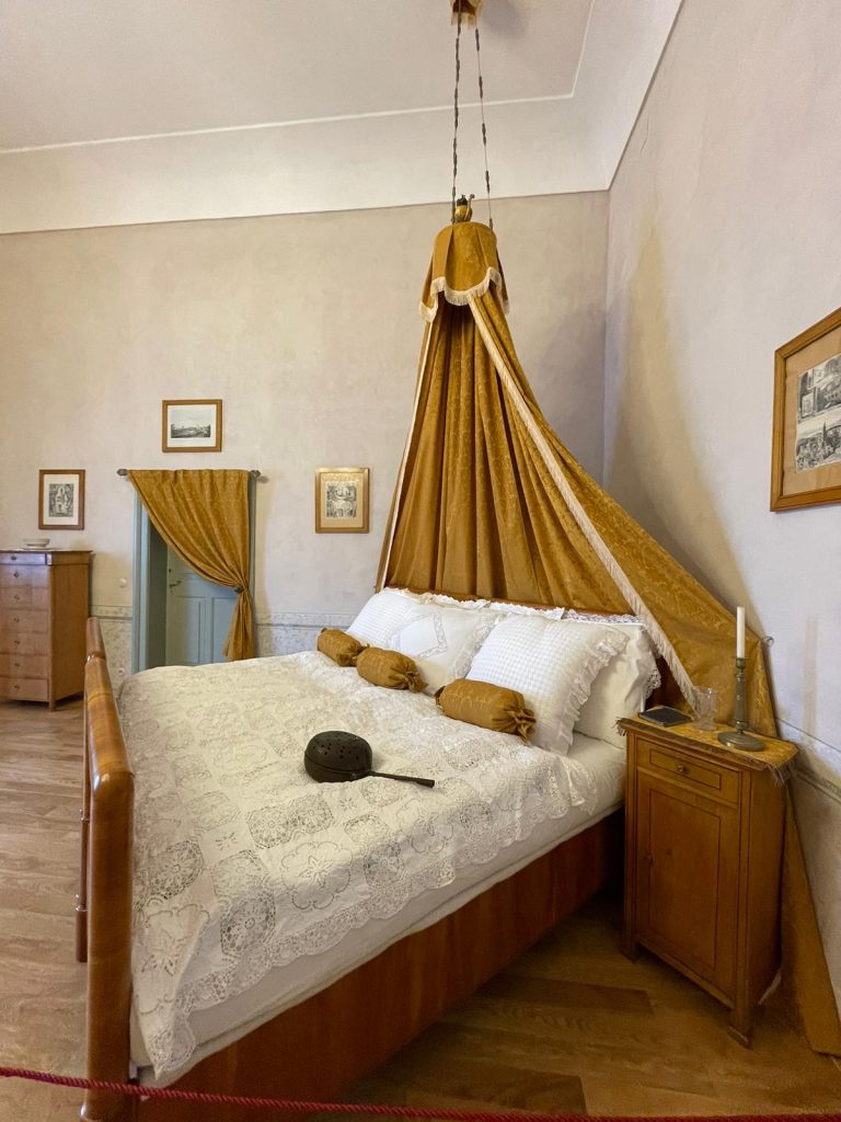 Ložnice na zámku v Litomyšli s baldachýnovou postelí a historickým nábytkem po rekonstrukci.