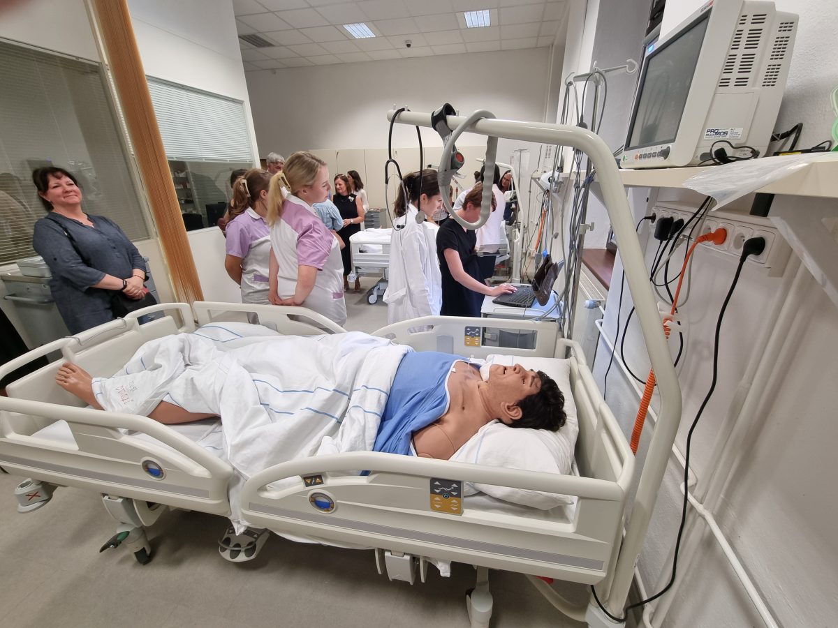 Simulace nemocniční péče s robotickým simulátorem pacienta v laboratoři v Písku