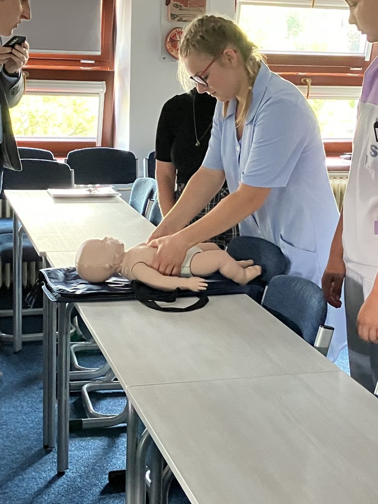 Studentka provádí resuscitaci kojence na figuríně v laboratoři praktických dovedností v Písku