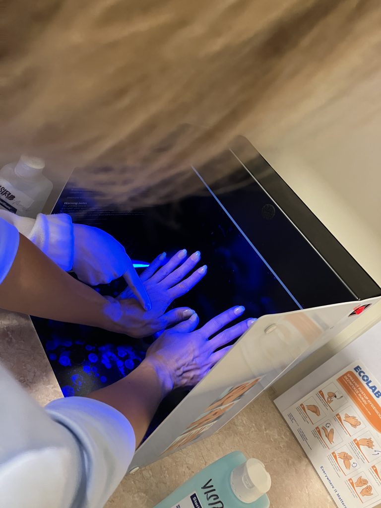 Kontrola hygieny rukou pomocí UV světla v laboratoři praktických dovedností v Písku