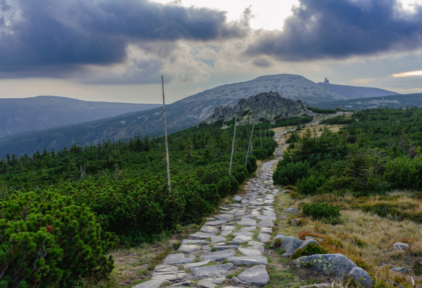 Kamenná stezka v Krkonoších symbolizuje přírodní krásu a spolupráci v rámci programu Interreg Česko-Polsko 2021-2027