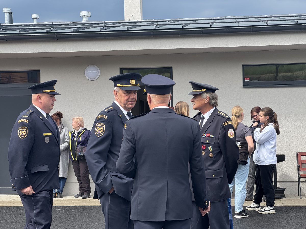 Dobrovolní hasiči v Kosově Hoře mají nové, moderní zázemí mimo areál zámku. Projekt podpořil IROP, Středočeský kraj i Ministerstvo vnitra.