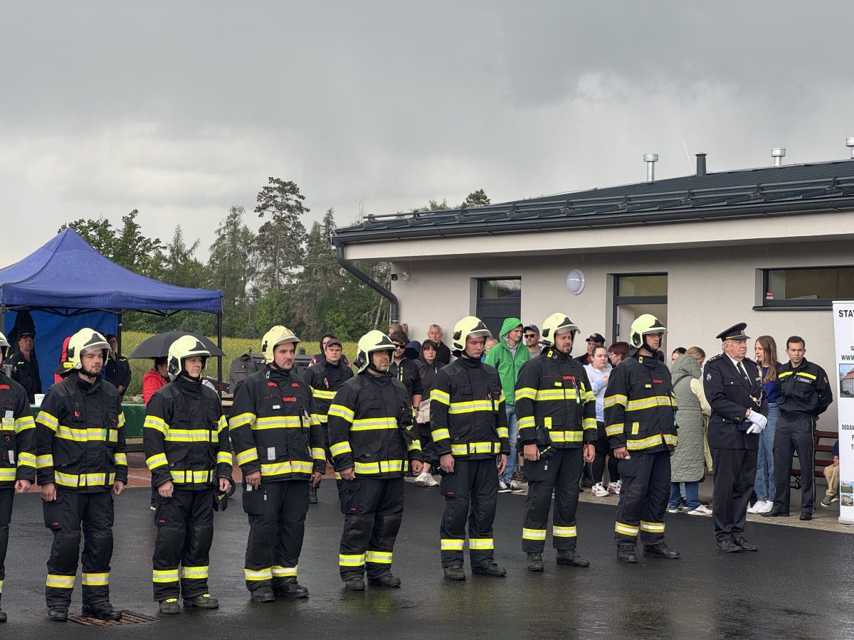 Dobrovolní hasiči v Kosově Hoře mají nové, moderní zázemí mimo areál zámku. Projekt podpořil IROP, Středočeský kraj i Ministerstvo vnitra.