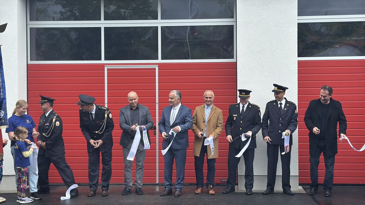 Dobrovolní hasiči v Kosově Hoře mají nové, moderní zázemí mimo areál zámku. Projekt podpořil IROP, Středočeský kraj i Ministerstvo vnitra.