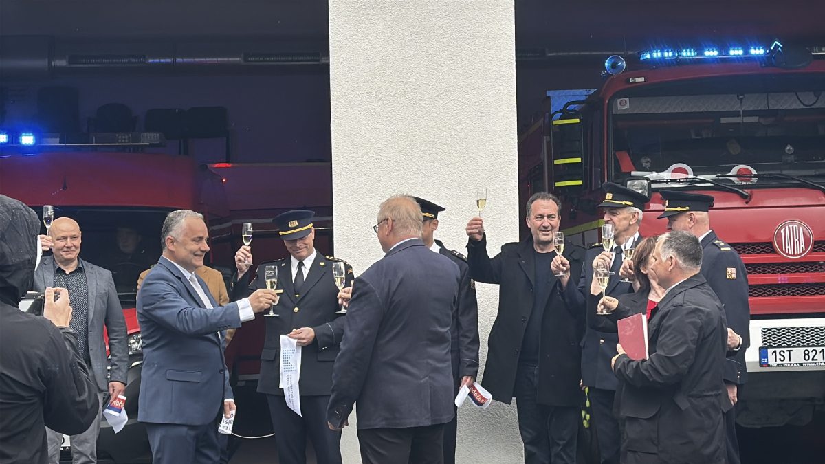 Dobrovolní hasiči v Kosově Hoře mají nové, moderní zázemí mimo areál zámku. Projekt podpořil IROP, Středočeský kraj i Ministerstvo vnitra.