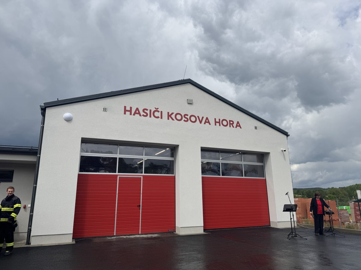 Dobrovolní hasiči v Kosově Hoře mají nové, moderní zázemí mimo areál zámku. Projekt podpořil IROP, Středočeský kraj i Ministerstvo vnitra.