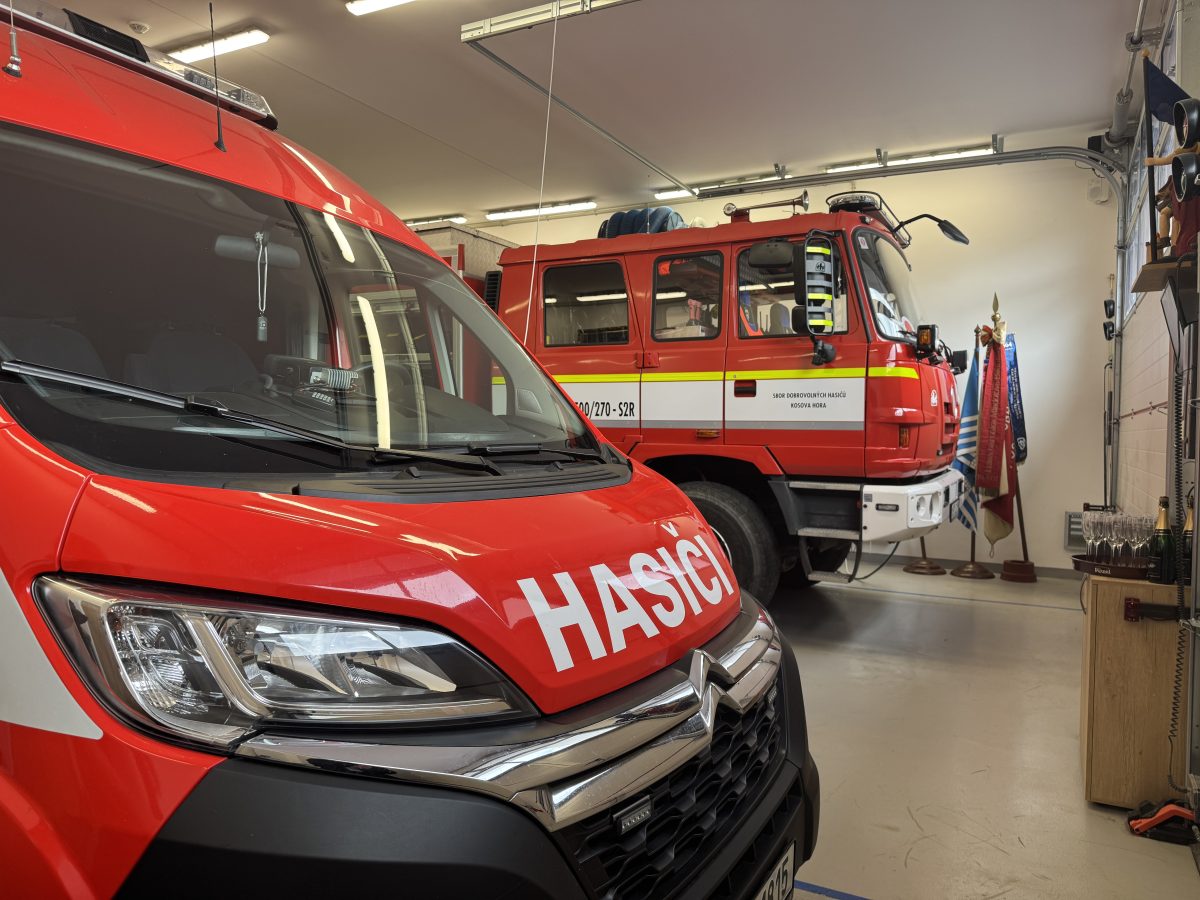 Dobrovolní hasiči v Kosově Hoře mají nové, moderní zázemí mimo areál zámku. Projekt podpořil IROP, Středočeský kraj i Ministerstvo vnitra.
