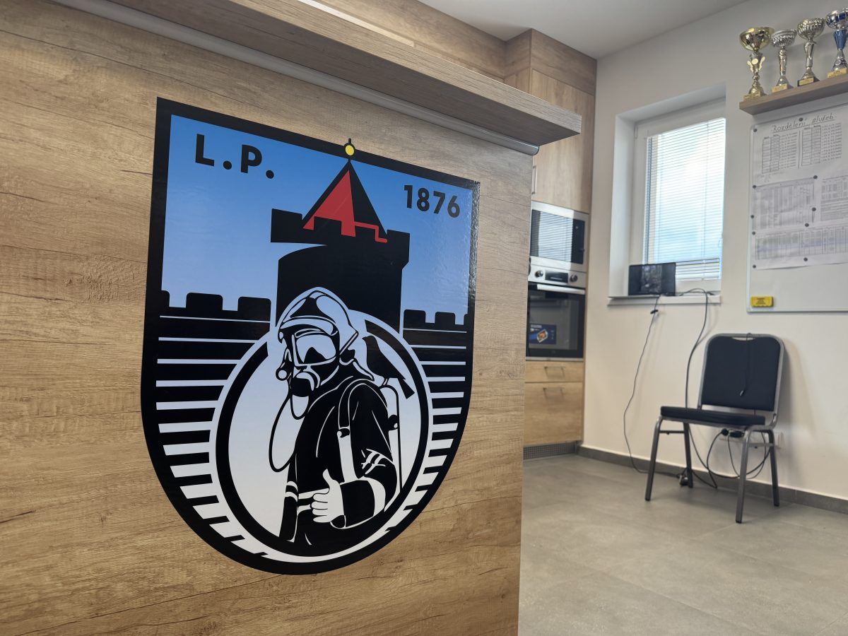 Dobrovolní hasiči v Kosově Hoře mají nové, moderní zázemí mimo areál zámku. Projekt podpořil IROP, Středočeský kraj i Ministerstvo vnitra.