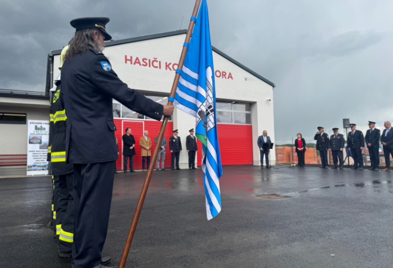 Dobrovolní hasiči v Kosově Hoře mají nové, moderní zázemí mimo areál zámku. Projekt podpořil IROP, Středočeský kraj i Ministerstvo vnitra.