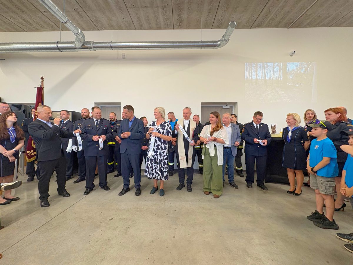 Sokoleč otevřel novou hasičskou zbrojnici za 17,5 mil. Kč. Dobrovolní hasiči tak získali moderní zázemí. Na stavbu přispěl IROP částkou 7,5 mil. Kč.