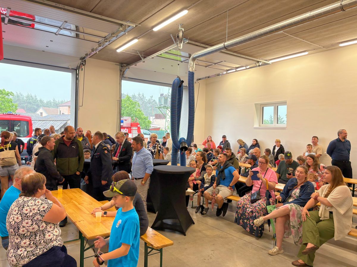 Sokoleč otevřel novou hasičskou zbrojnici za 17,5 mil. Kč. Dobrovolní hasiči tak získali moderní zázemí. Na stavbu přispěl IROP částkou 7,5 mil. Kč.