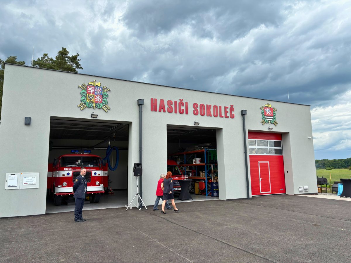 Sokoleč otevřel novou hasičskou zbrojnici za 17,5 mil. Kč. Dobrovolní hasiči tak získali moderní zázemí. Na stavbu přispěl IROP částkou 7,5 mil. Kč.