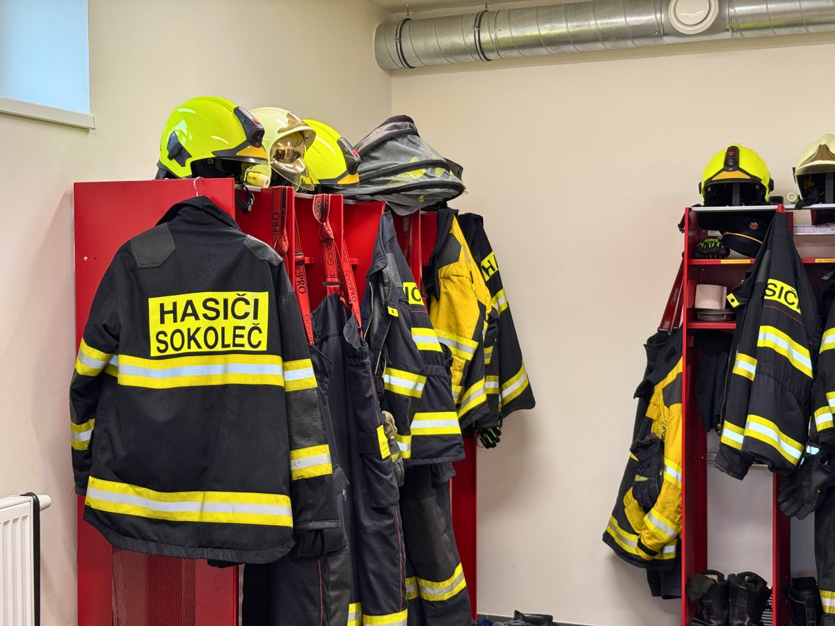 Sokoleč otevřel novou hasičskou zbrojnici za 17,5 mil. Kč. Dobrovolní hasiči tak získali moderní zázemí. Na stavbu přispěl IROP částkou 7,5 mil. Kč.