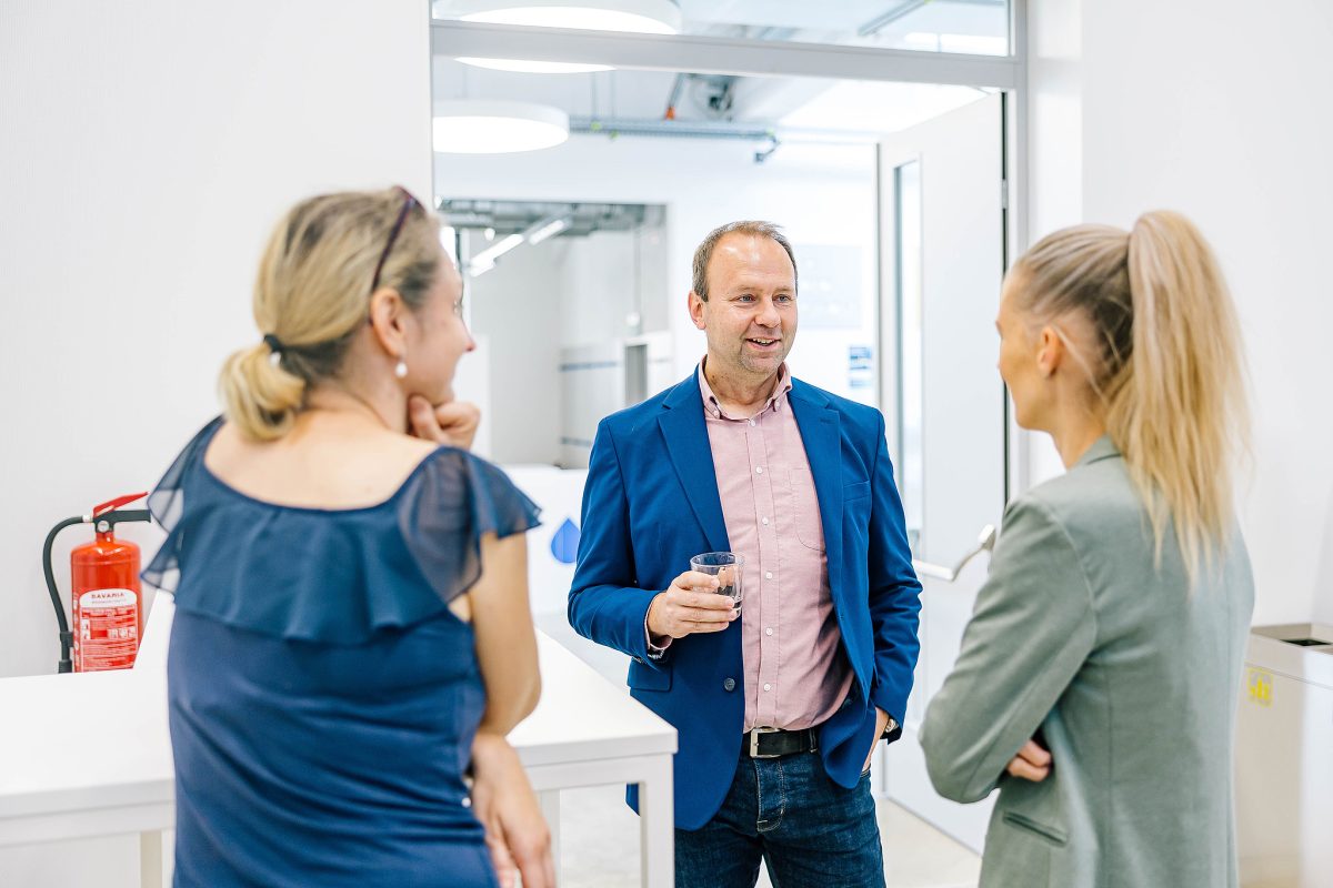 Tři účastníci workshopu si povídají během přestávky. 