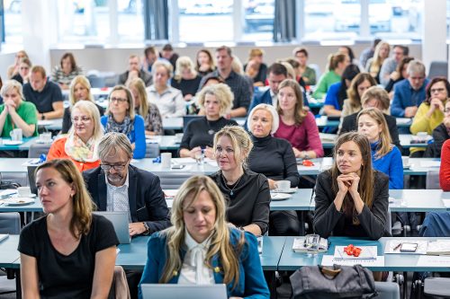 Účastníci workshopu pozorně sledují prezentaci o veřejných zakázkách (VZMR TOUR 2025).