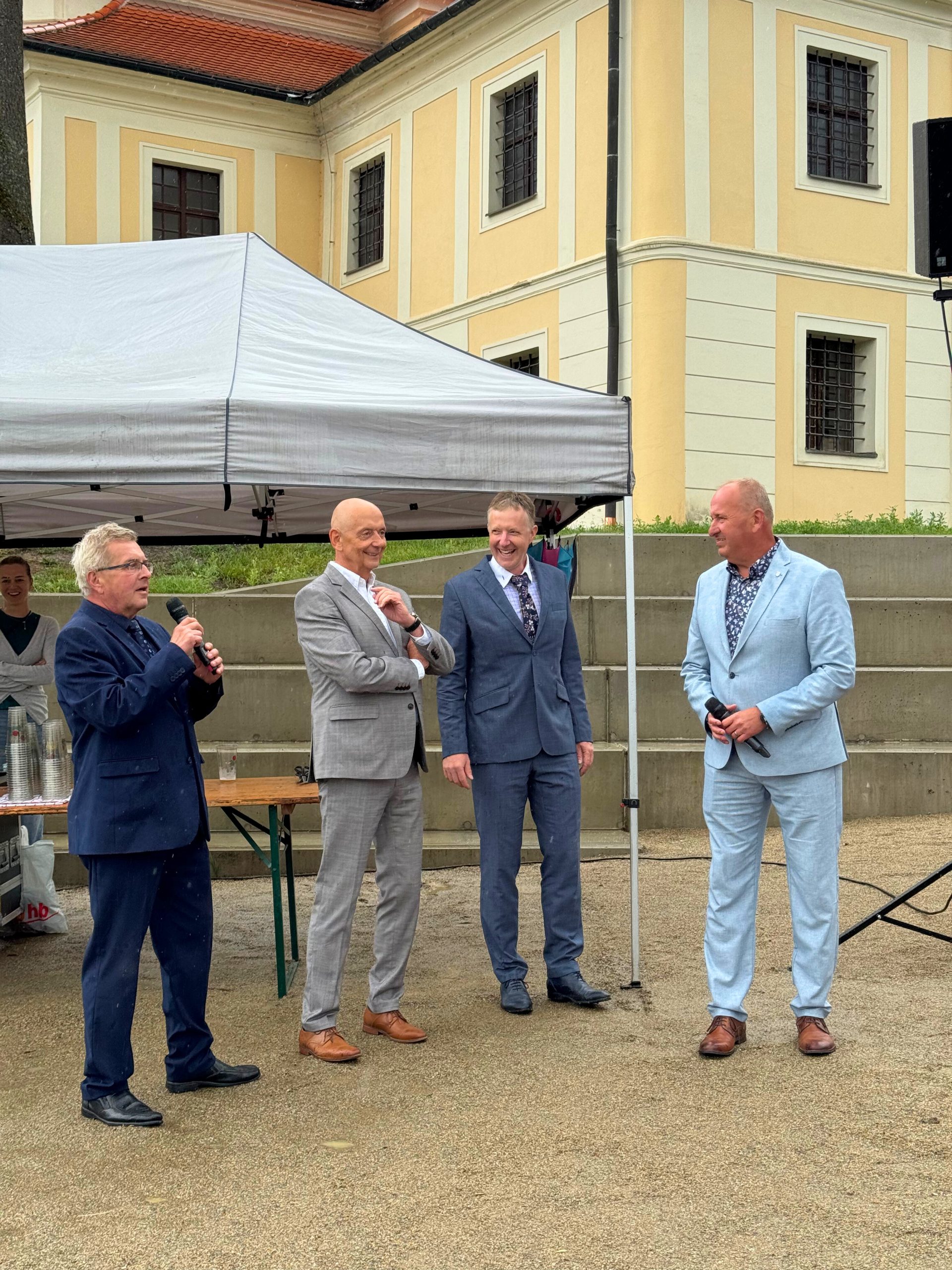 V Kunštátě byl otevřen nový přestupní terminál. Zlepší dopravu, bezpečnost i komfort cestujících. Vznikl díky podpoře z programu IROP.