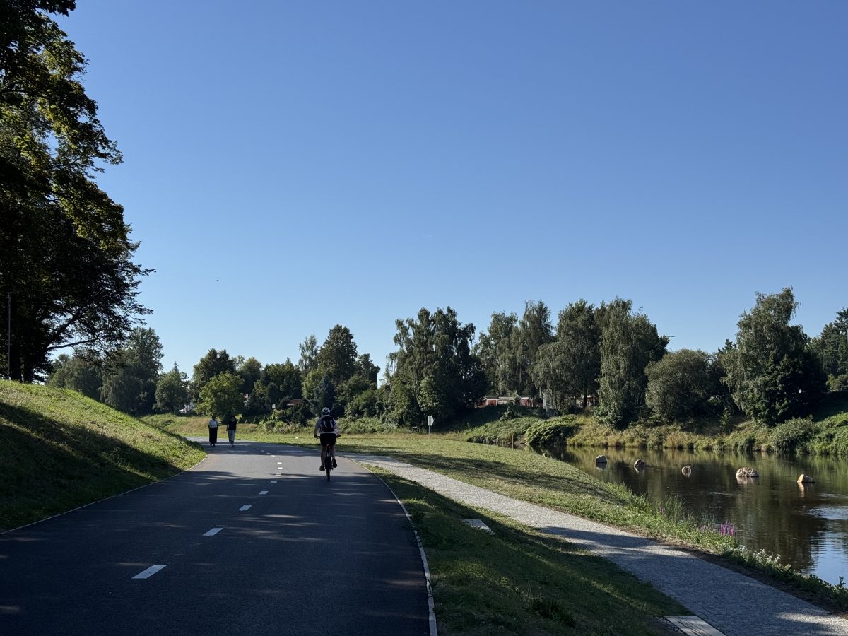 Nově upravená stezka podél Vltavy na Slunečních ostrovech v Českých Budějovicích nabízí pohodlný prostor pro cyklisty, chodce i rodiny s dětmi.