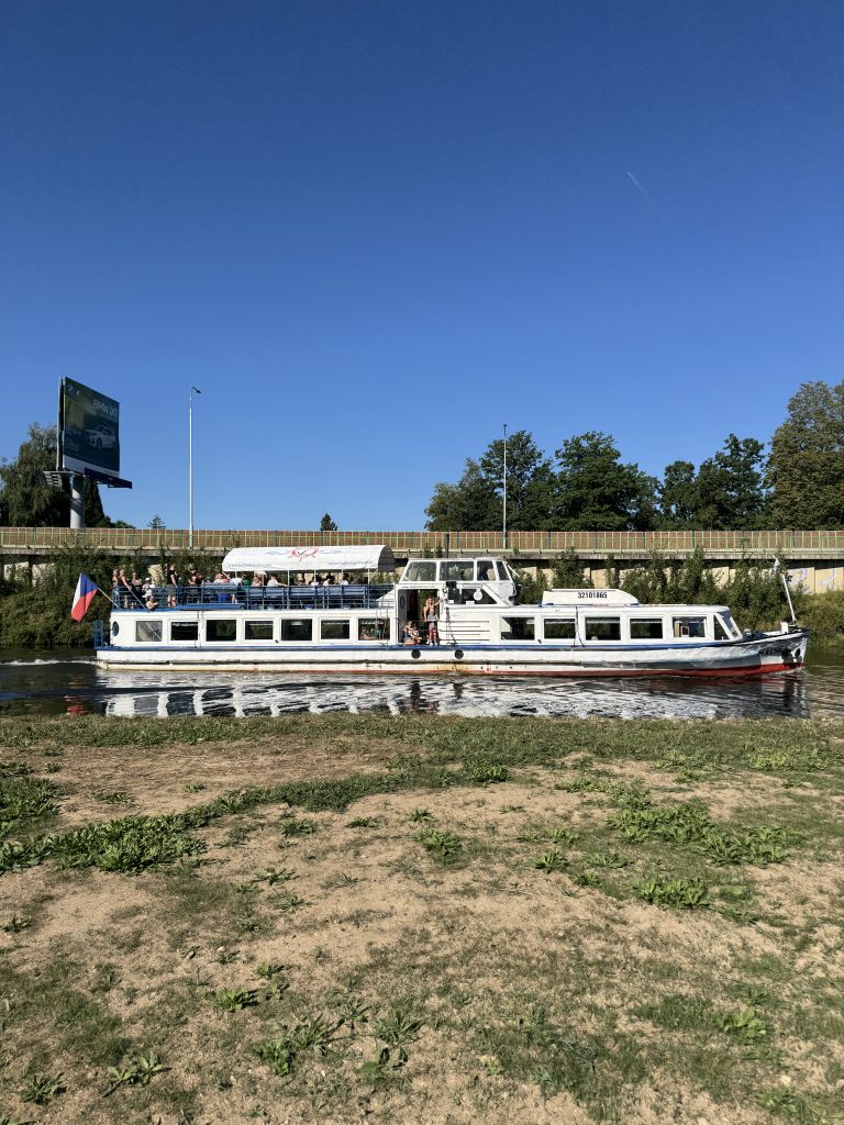 Plavba po Vltavě mezi Slunečními ostrovy přináší nový zážitek z Českých Budějovic. Loď nabízí pohodlí i výhled na zrevitalizovaný městský prostor.