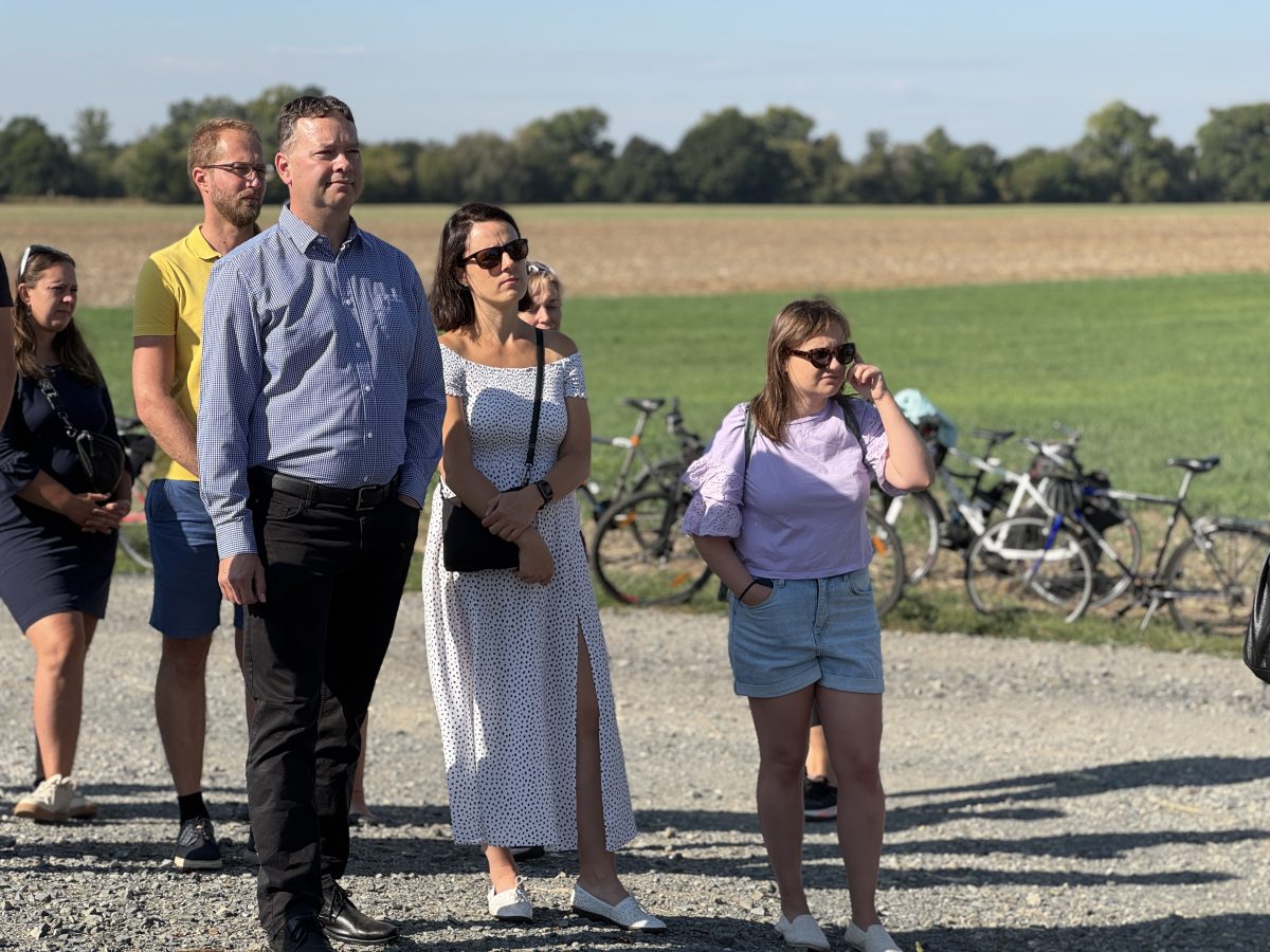 Detailní pohled na několik účastníků akce poslouchajících projev.