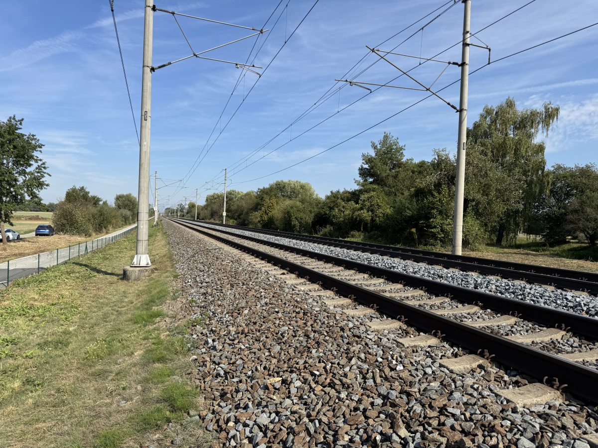 Železniční trať s elektrickým vedením, pohled do dálky.