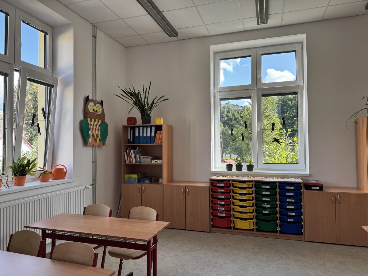 Moderní učebna s barevnými úložnými boxy a výzdobou po rekonstrukci školy v Chrastavě.