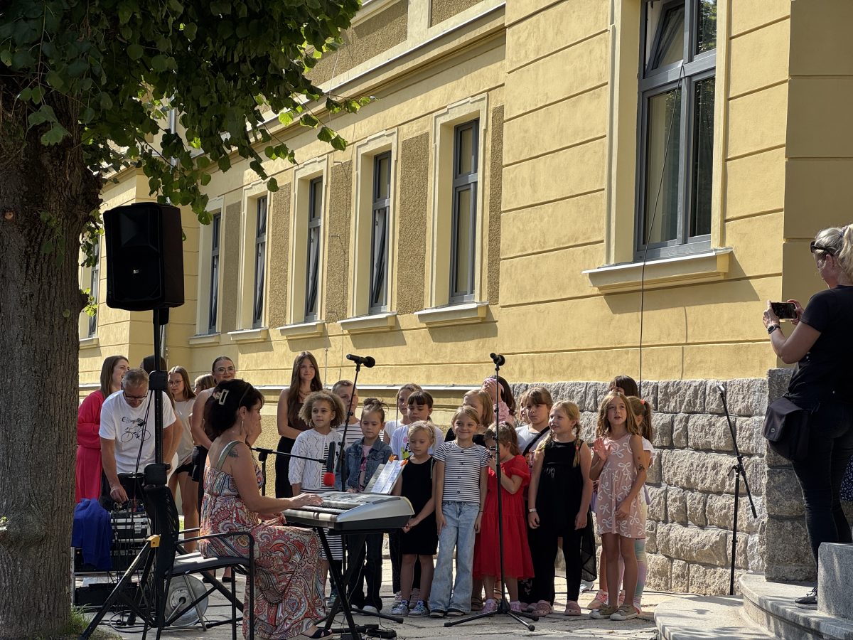 Děti zpívající při zahájení slavnostního otevření školy U soudu v Chrastavě.