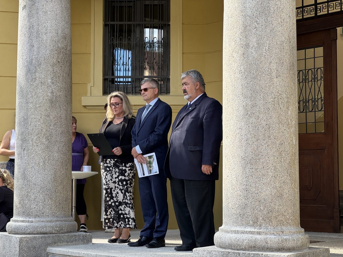 Zástupci města a školy při projevu na schodech před základní školou v Chrastavě.