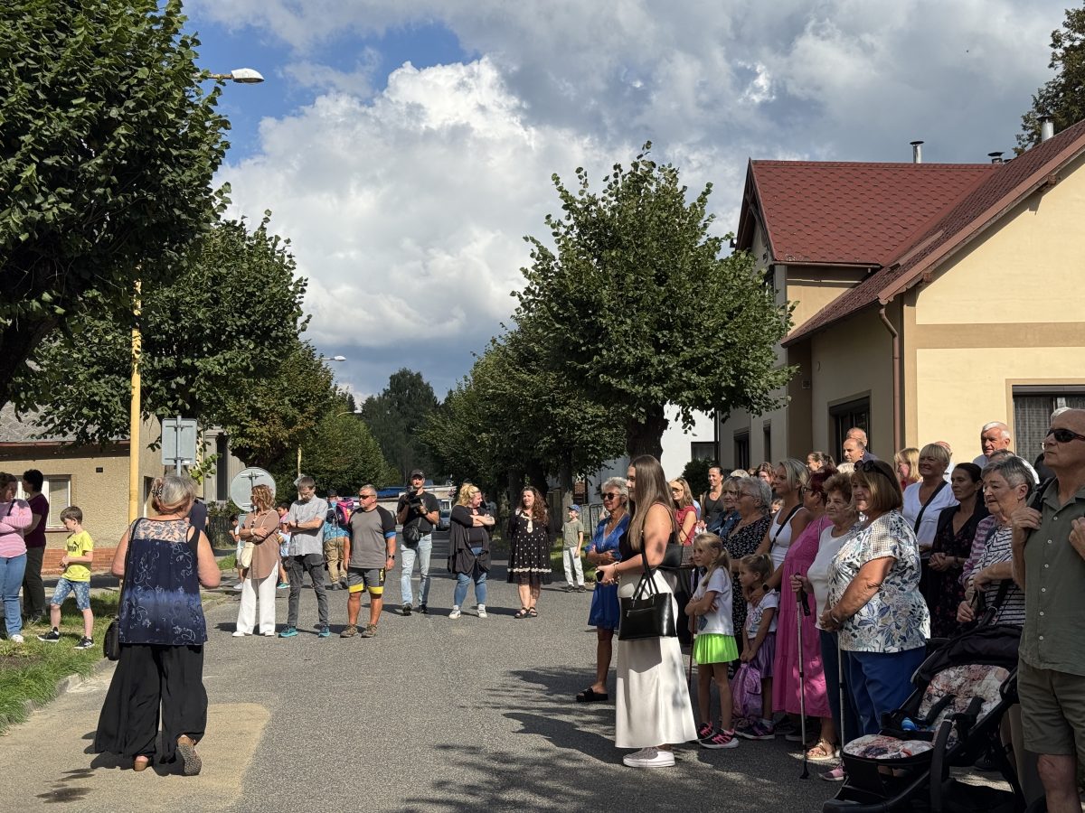 Obyvatelé Chrastavy sledují program slavnostního otevření školy U soudu.