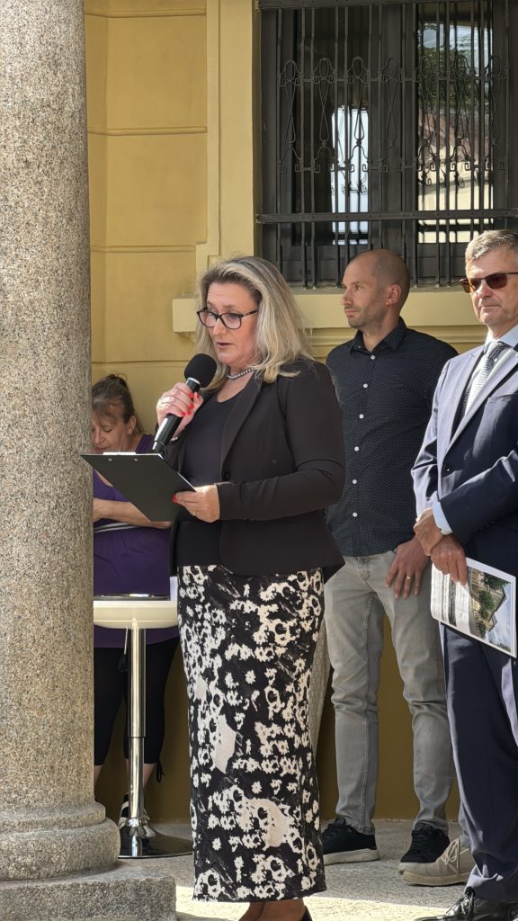 Simona Malá pronáší projev při otevření základní školy U soudu.