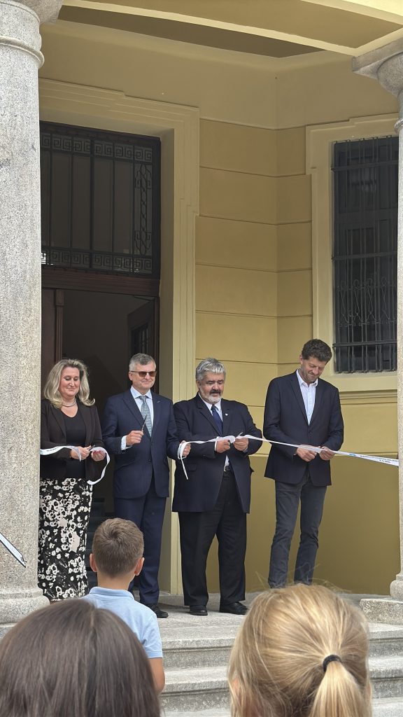 Zástupci města a školy stříhají slavnostní pásku při otevření školy v Chrastavě.