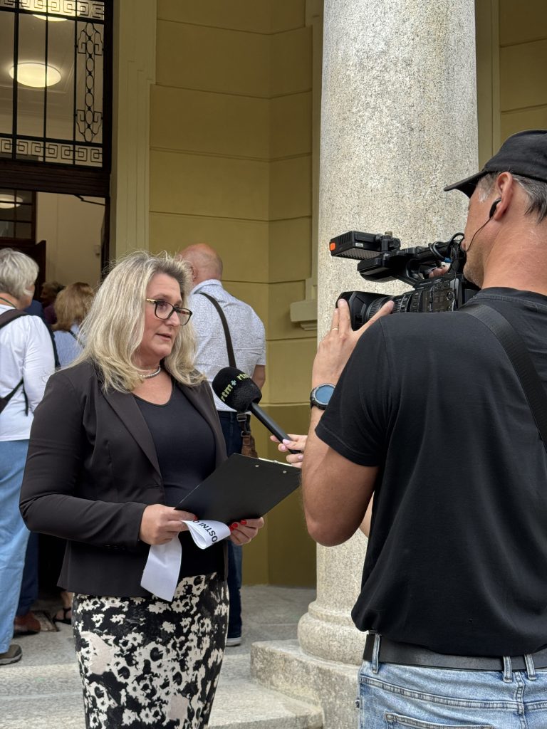 Simona Malá poskytuje rozhovor při slavnostním otevření školy v Chrastavě.