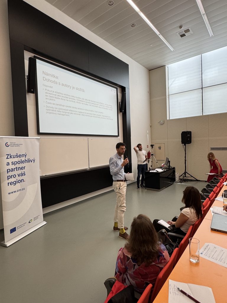 Řečník během konference Architektonická soutěž.