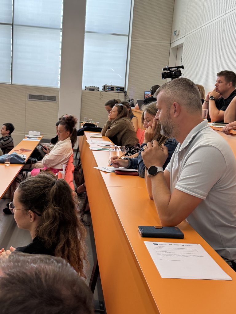 Publikum konference Architektonická soutěž ve Zlíně pozorně sleduje přednášky a zapisuje si poznámky.