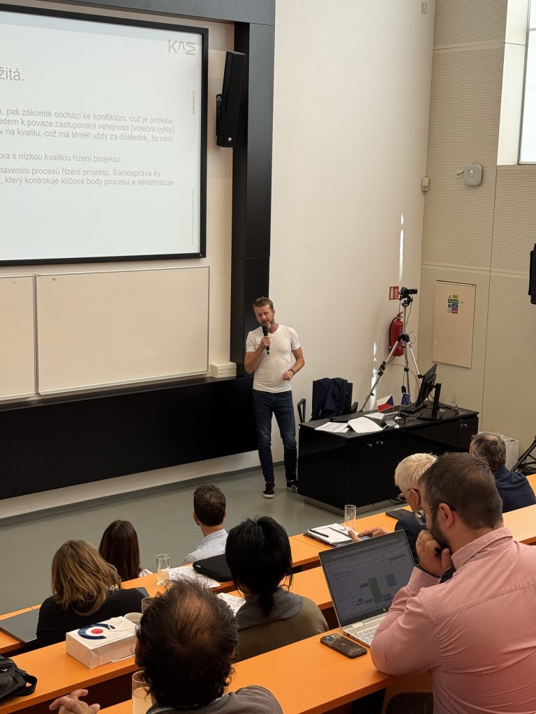 Řečník během konference Architektonická soutěž.