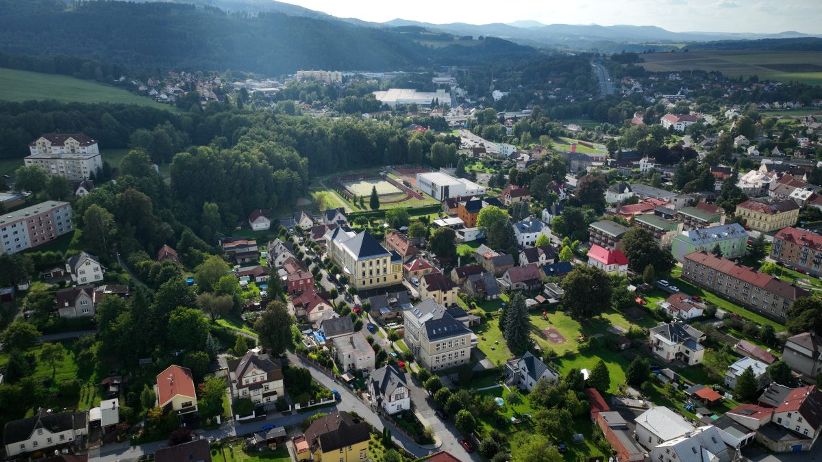 Letecký pohled na město Chrastava s rekonstruovanou základní školou U soudu uprostřed zástavby.