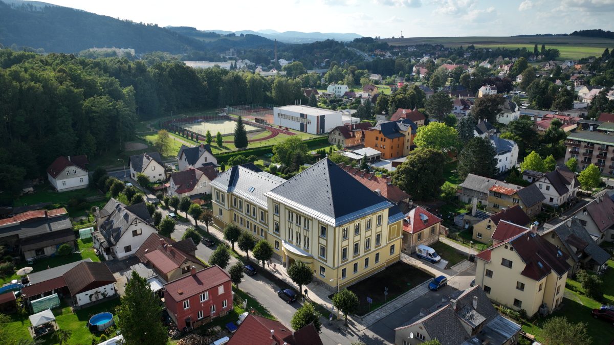 Letecký záběr na žlutou historickou budovu základní školy v Chrastavě po rekonstrukci.