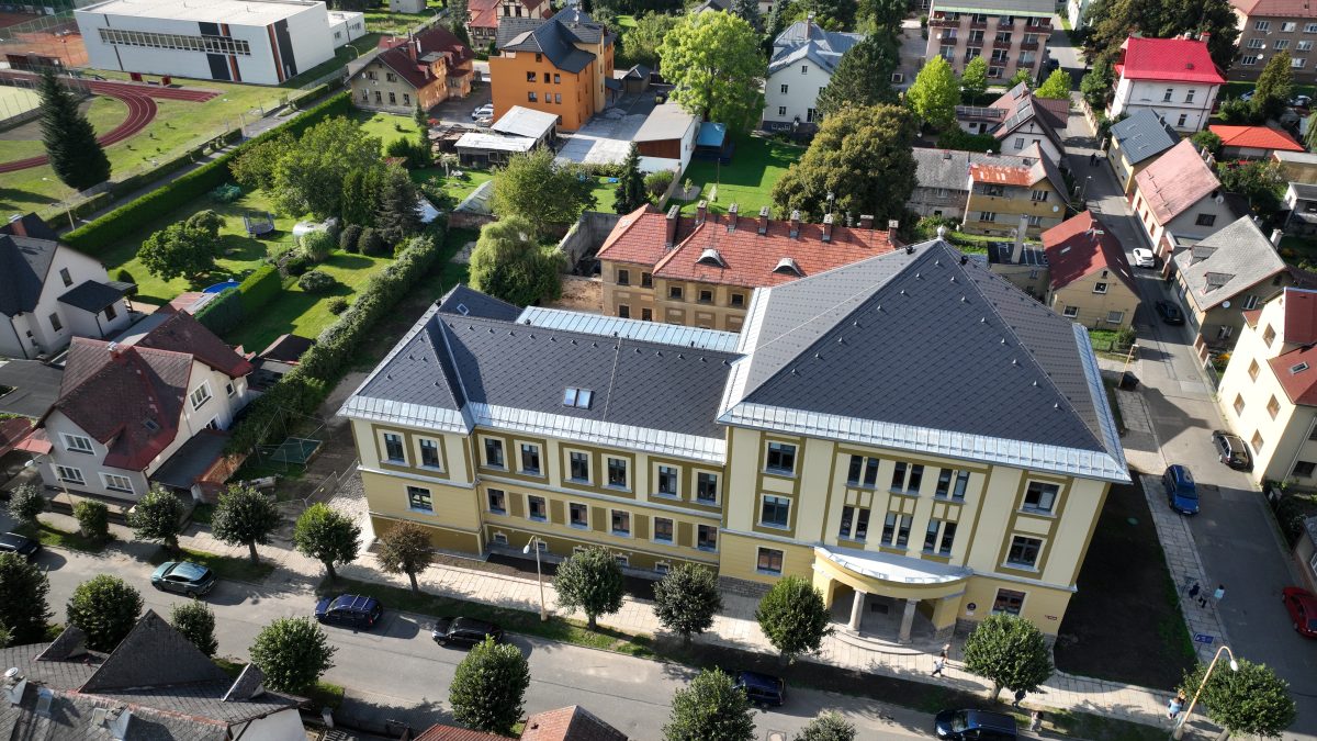 Ptačí perspektiva na rekonstruovanou základní školu v Chrastavě a její bezprostřední okolí.