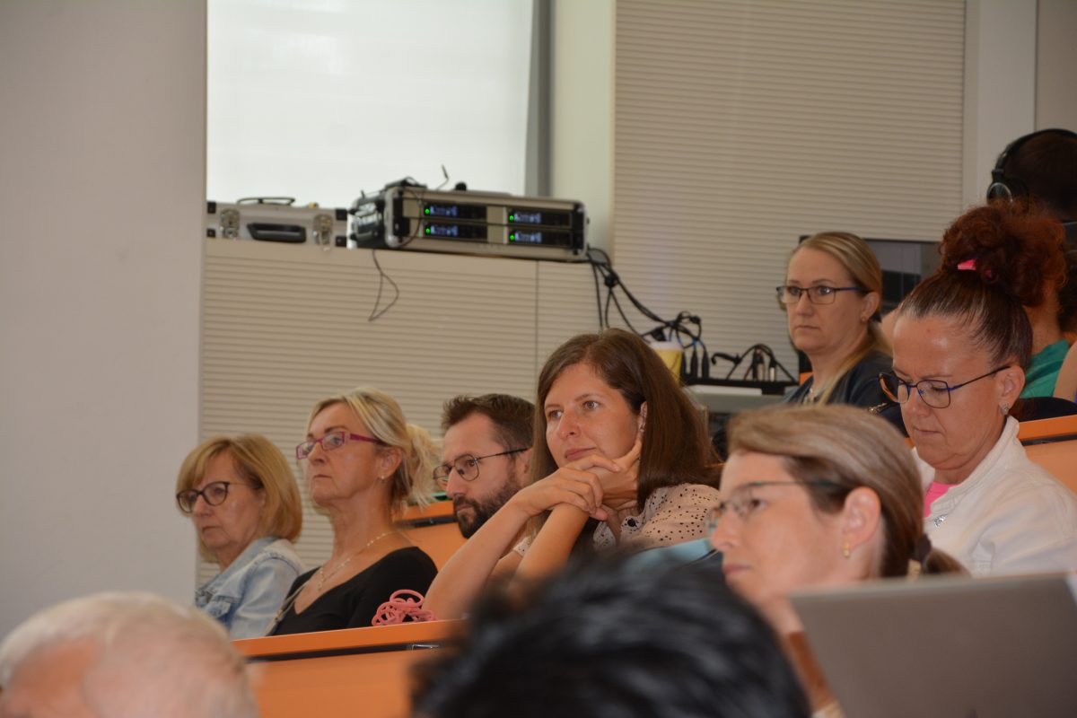 Publikum konference Architektonická soutěž ve Zlíně pozorně sleduje příspěvky řečníků.