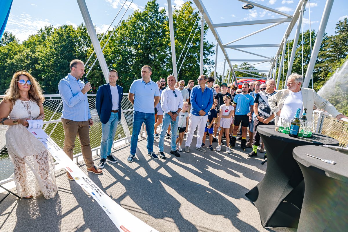 Proslovy představitelů města při otevření lávky přes Vltavu v Hluboké