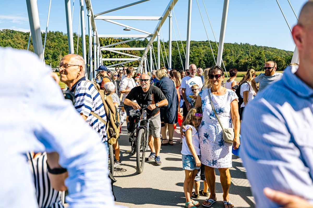 Davy lidí procházející po nové lávce v Hluboké nad Vltavou