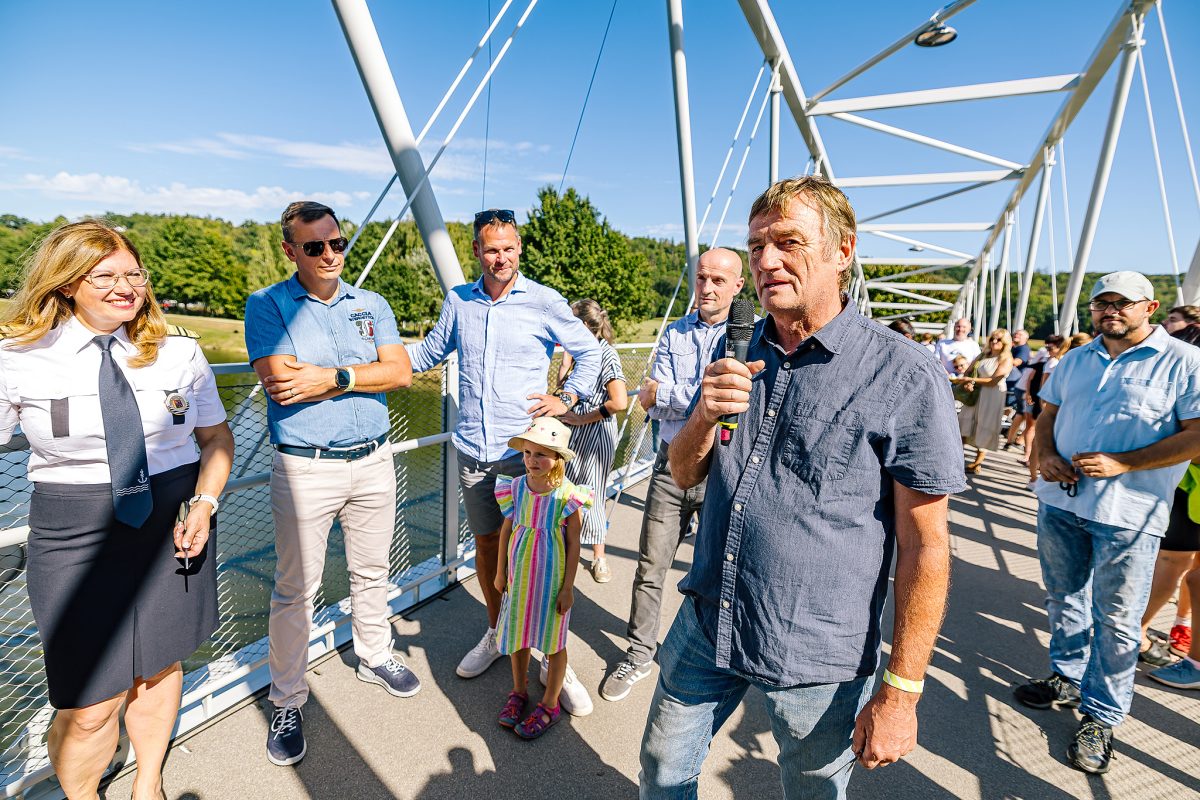 Místostarosta Pavel Dlouhý mluví k veřejnosti při slavnostním otevření lávky