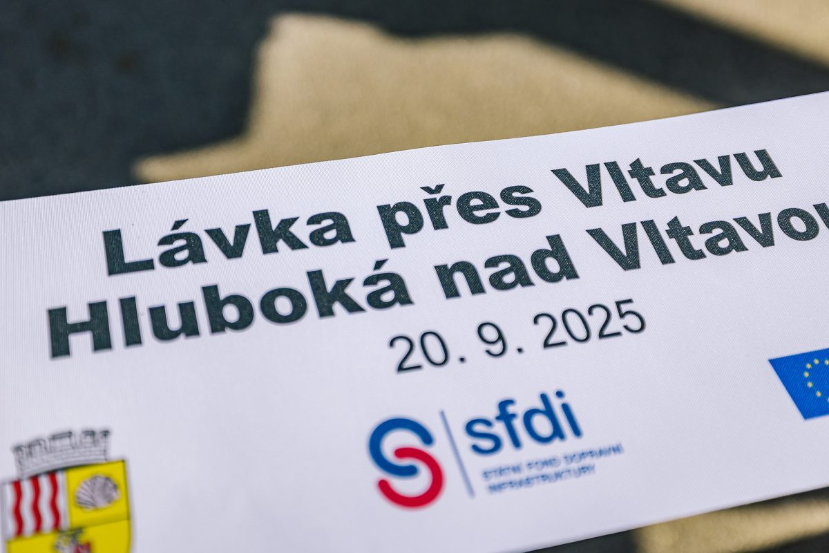 Detail slavnostní pásky s nápisem Lávka přes Vltavu Hluboká nad Vltavou 20. 9. 2025